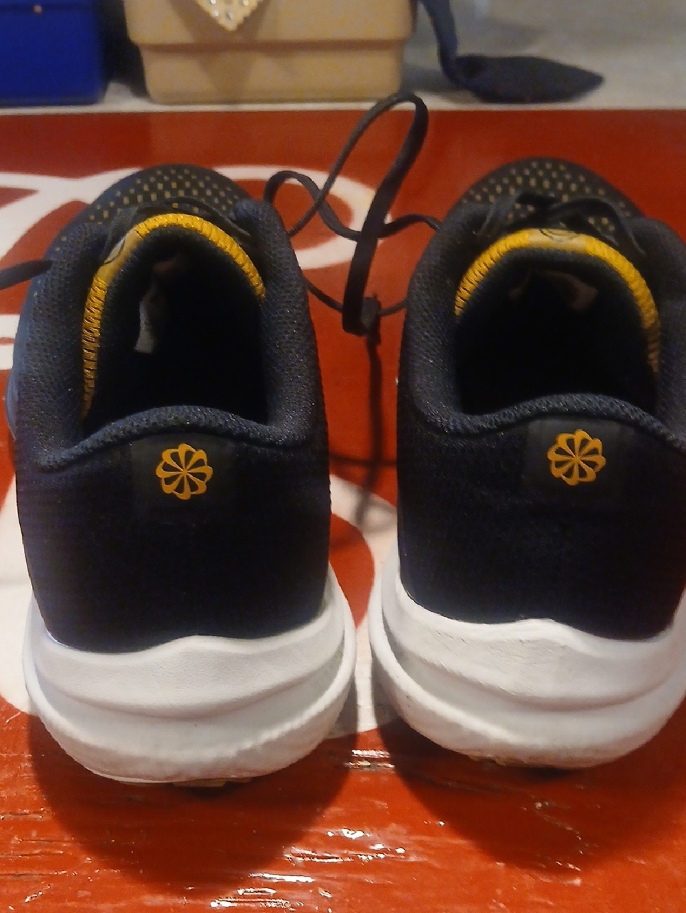 Mens Size 11  Nike Winflo 10 Running Shoes - Picture 5 of 8